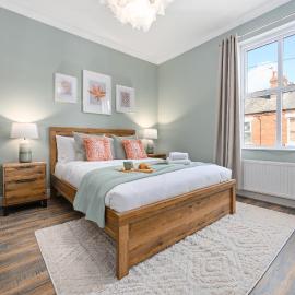 2-Bedroom Cottage - Long Stays Welcome, hotel a Cheadle
