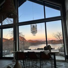 Unik hytte med fjordutsikt, hotel v destinaci Farsund