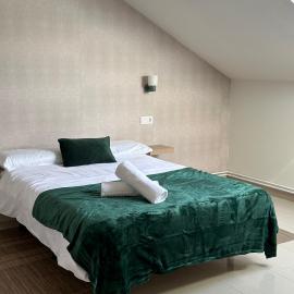 Casa Grande do Costureiro-Para Grupos en Portomarín con Terraza y Vistas – hotel w mieście Portomarin