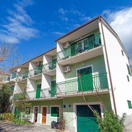 Apartments Ines - 15 meters from the beach, khách sạn ở Promajna