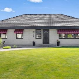 Ferienhaus Kronenpark, Angelcamp mit Angelboot, Kanus, Fahrräder, Jakuzzi, uvm., hotel v destinácii Bromölla