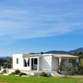 Charming Cottage on the sea turtle beach، فندق في Apolakkiá