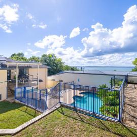 Kallaroo great house with views pool WI FI and aircon, hotel in Corlette