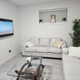 New built house, Stay in Style Guest Suite, 2bedroom, 2bed, 2bath, khách sạn ở Edmonton
