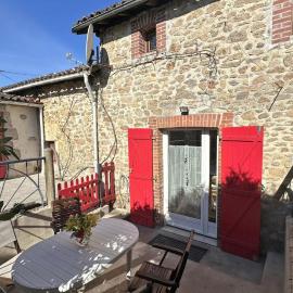 Le gîte de nathye, hotel di Saint-Junien