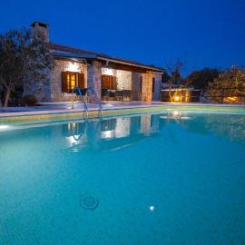 Holiday Home Svemir โรงแรมในดราเก