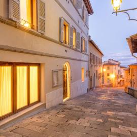 Palazzo Falcinelli Luxury Room in Montepulciano Center with Air Conditioning and Elevator, hotel in Montepulciano