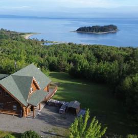 Privacy @ Bras d’Or Lake Eagle House Chalet, hotel St. Peter'sban