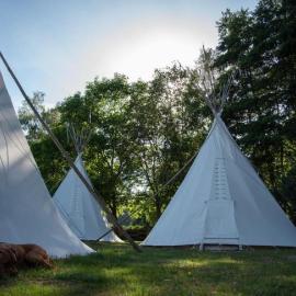 Außerhalb2 - Übernachten im Tipi، فندق في Weisel