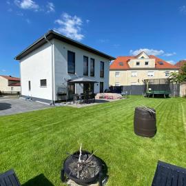 Ferienhaus am See - Natur pur zwischen See und Park, hotel en Neukieritzsch