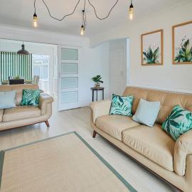2km to Chester Races! Sleeps 6 by Restfully