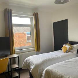 2 Bed House Sleeps 5, Ferryhill Near Durham & Free WiFi & Parking