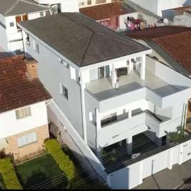Casa aconchegante e confortável para 20 pessoas em São Lourenço, hotel in São Lourenço