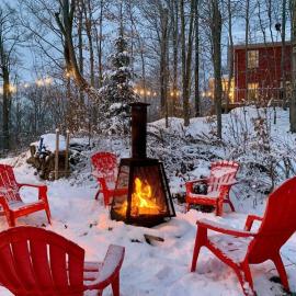 Nature retreat with HOT TUB and lake access & watercraft، فندق في Saint Adolphe D'Howard