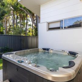 Bay Gem - Pet Friendly with Spa, hotel in Callala Bay