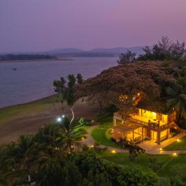 StayVista at Exotica Kabini - All Meals Included - Riverfront Villa, hotell i Antarasante