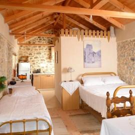 A small paradise in Mani with local hospitality، فندق في Orovás