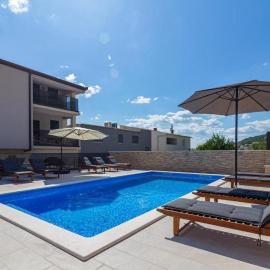 Apartments Villa Milas with pool, hotel u gradu Jesenice