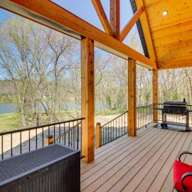 Riverfront Mountain View Cabin w/ Deck & Grill!, hotel in Mountain View