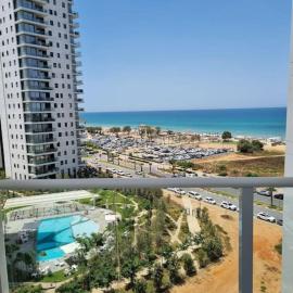 Beach front luxury apartment - managed building，哈德拉的飯店