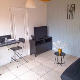 Petite Maison hyper calme proche RER, à 2 arrêts du Stade de France, 25min Paris centre, proche, Disney, Astérix, CDG, hotel v mestu Stains