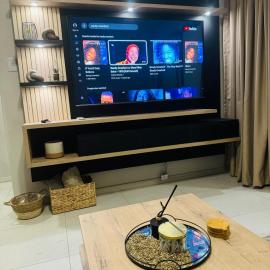Luxury 3 Bedroom Apartment in Carlswald, hotell i Erand