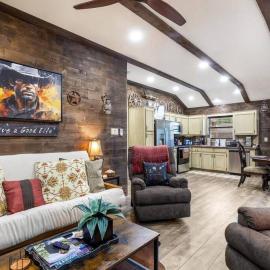 Stockyards 5 mins!-New!-Sleeps 8. Cowboy Bungalow, hotel in Fort Worth