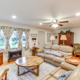 Historic Greers Ferry Home < 2 Mi to Shiloh Marina, hotel in Fairfield Bay