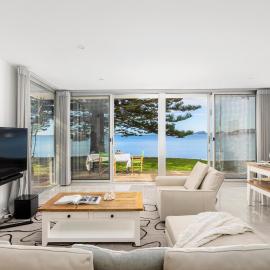 Tranquil Waters - Luxury Waterfront Home with Stunning Views, hotel in Salamander Bay