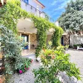 Il Carrubo with Jacuzzi & Sauna, hotel in Bari Sardo