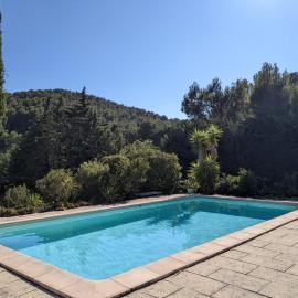 Provençal house between sea and vineyards