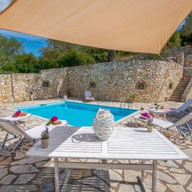 Dive into Summer - Kirki's Cozy Pool Gem on Paxoi, hotel din Ieromónachos