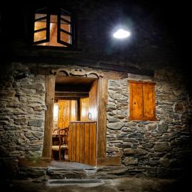 A casa dos carros - AS CASAS DO POZO -, hotell i Folgoso