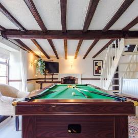 Spacious 5BR Home w/Game Room, hotel in Ruthin