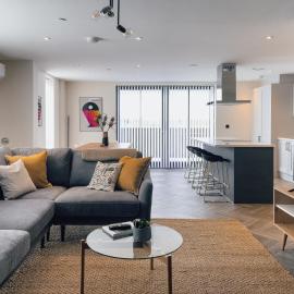 Luxe Penthouse Retreat: With Free Parking!, hotel in Brentford