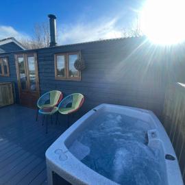 Hafod Shepherd Hut, Hotel in Aberystwyth