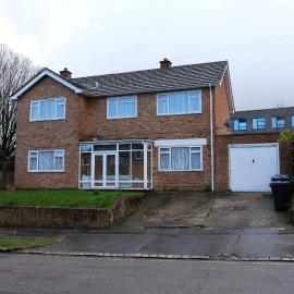 Many Worlds Meet - EuroStar, Wimbledon 30 mins, Central London, Gatwick 15 mins - Spacious, Sleeps up to 16 plus Cot - Free WiFi, Parking - Next to Lloyd Park, Great for Families, Walkers, Relocators - Ideal for Contractors, hotel Croydonban