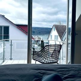 Lakefront View Entire Apartment with 2 bedrooms, 2 full bathrooms & Balcony Waterview, hotel a Reichenau