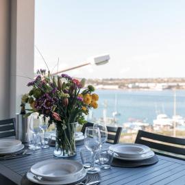 Luxe 3BR MelliehaBay Stunning Terrace by Homely, hotel i Ghadira 