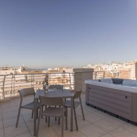 The Pinnacle Penthouse w jacuzzi by Homely