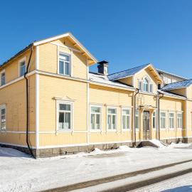 Idyllinen puutaloasunto, hotel en Vaasa