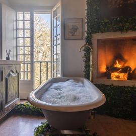 Unique double Smart Room in 17 century Home with snooker, hottub and BBQ, מלון בסינטרה