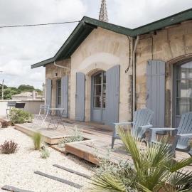 Studio with a terrasse, hotel i Floirac