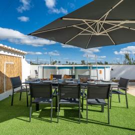Host Wise - Sunny Spacious House - Terrace & Free Parking, Hotel in Lagoa