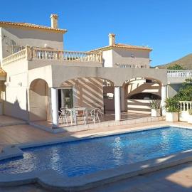 Casa Los Olivos, villa with a pool