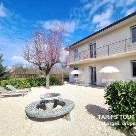 Gîte moderne avec parking sécurisé et jardin privé - FR-1-496-316, hotel in Riorges