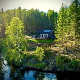 Water front scandinavian Forest View with no neighbors, hotel em Östmarken