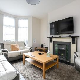 5 bedroom house, free parking, near football, sleeps 8
