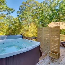 Pocono Getaway A frame Cabin w/ Hot Tub Sauna，東史特拉斯堡的飯店