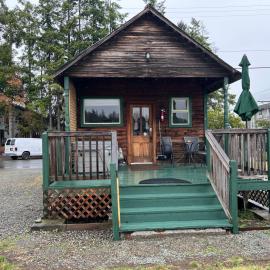 Bridge Tender Shack with hot tub on deck, hotel u gradu La Koner